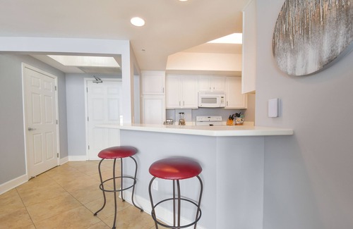 Destin Condo | Open Concept Beachfront Condo w/Easy Beach Access in Central Destin! 🌴💙🌅