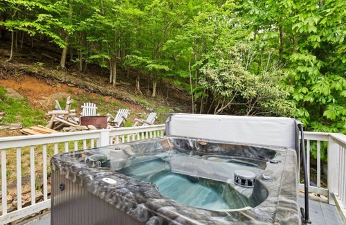 Beech Mountain House | Open Living, Fall Views, Hot Tub, Near Ski Slopes, Pet Friendly!