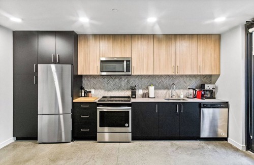 Downtown Apartment | Open Loft in Redmond Core - 92 Walkscore