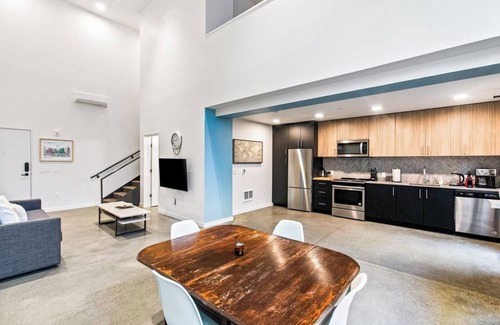 Downtown Apartment | Open Loft in Redmond Core - 92 Walkscore