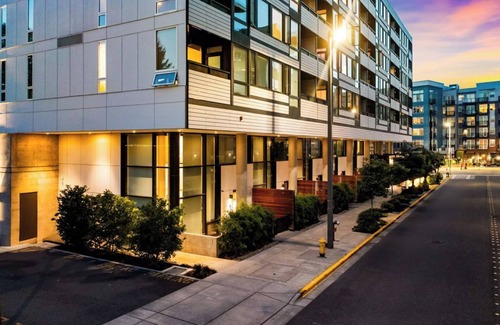 Downtown Apartment | Open Loft in Redmond Core - 92 Walkscore