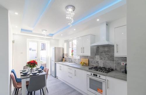 Portsmouth House | Open Mind Property - 6 Luxury Bedrooms with Free Parking