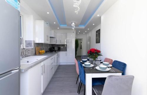Portsmouth House | Open Mind Property - 6 Luxury Bedrooms with Free Parking