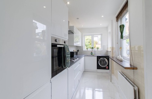 Portsmouth House | Open Mind Property - HotTub, 8 Beds & 2 Car Spaces