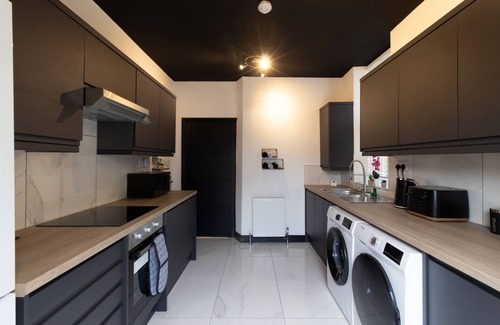 Portsmouth House | Open Mind Property - 7 Beds and Free Parking