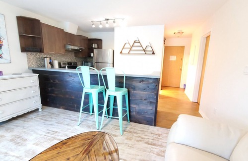 East Kootenay Condo | Open Plan Living Area 2 Q Beds Bright & Airy Portable AC