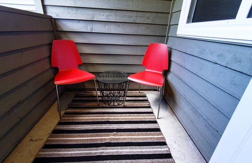 East Kootenay Condo | Open Plan Living Area 2 Q Beds Bright & Airy Portable AC