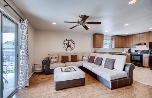 West San Antonio House | *OPEN*POOL/PARK-SEAWORLD/SIXFLAGS/Lackland/shopping *EXTREMELY CLEAN*