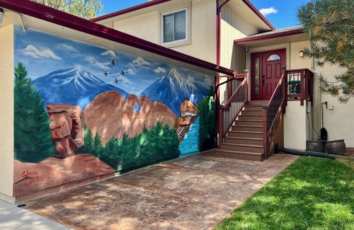 Rockrimmon House | Open Thanksgiving week! Gated Retreat on premier property Dog Friendly!