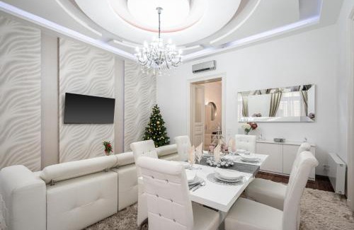 Terezvaros Apartment | Opera Balkony Luxury Apartment with free parking