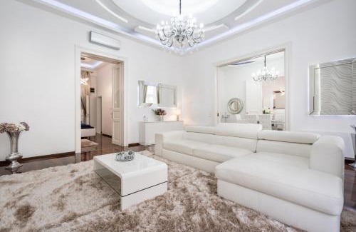 Terezvaros Apartment | Opera Balkony Luxury Apartment with free parking