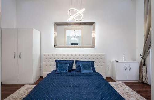 Terezvaros Apartment | Opera Balkony Luxury Apartment with free parking