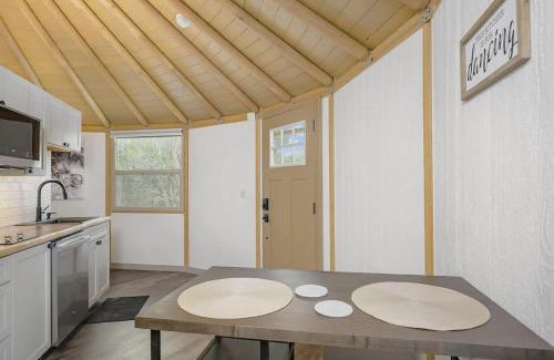 Canyon Lake House | Ophelia Luxury Yurt-Cabin - Canyon Lake - Hot Tub
