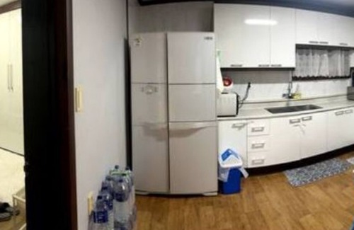 Pyeongtaek Apartment | Opp walk-in gate Cp Humphreys, Int'l restaurants & health institutions. nnn