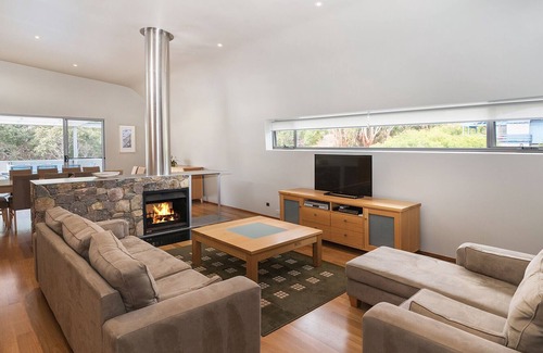Eagle Bay House | Opposite beach and a park!