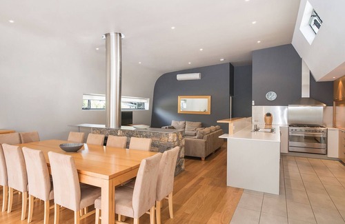Eagle Bay House | Opposite beach and a park!