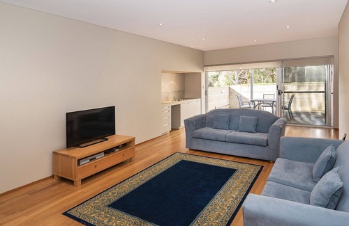 Eagle Bay House | Opposite beach and a park!