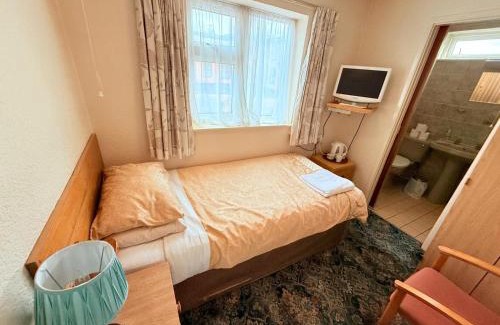 Beeston House | Opposite Hylands Hotel single rooms