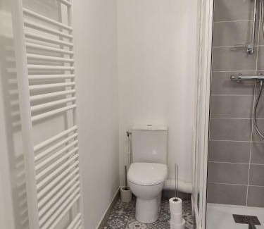 L'Hay-les-Roses Apartment | Opposite Metro 14, Cozy Guest Room with Garden & Free Parking, 5 min Orly Airport, 7 min Paris