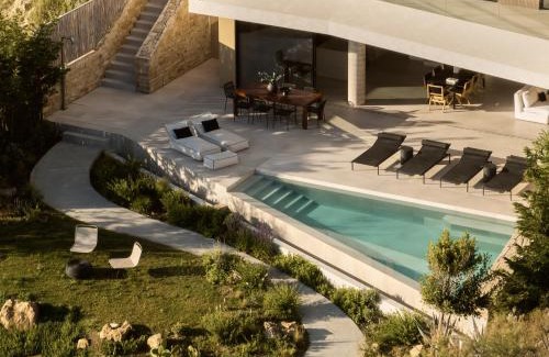 Akrotiri Villa | Opsis villas, A waterfront & architectural retreat