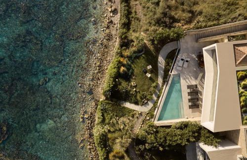 Akrotiri Villa | Opsis villas, A waterfront & architectural retreat