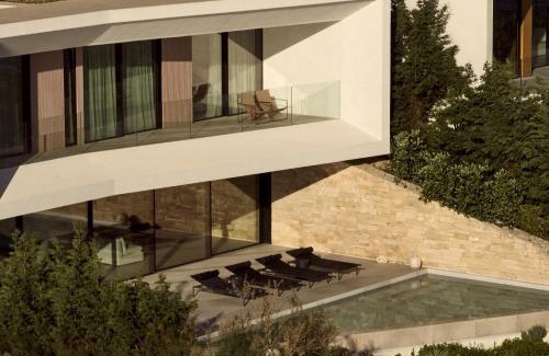 Akrotiri Villa | Opsis villas, A waterfront & architectural retreat