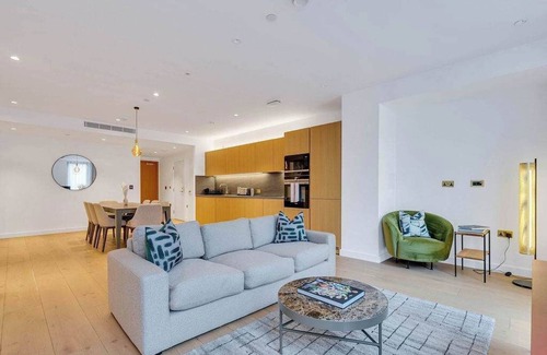 St. Pancras and Somers Town Apartment | Opulent 3-Bedroom Flat in London