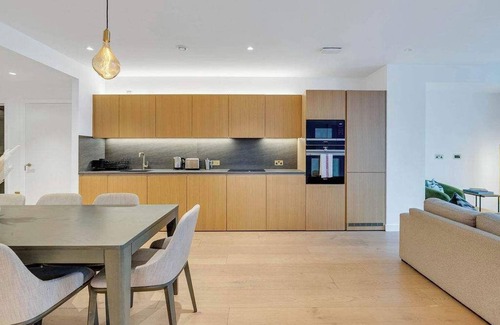 St. Pancras and Somers Town Apartment | Opulent 3-Bedroom Flat in London