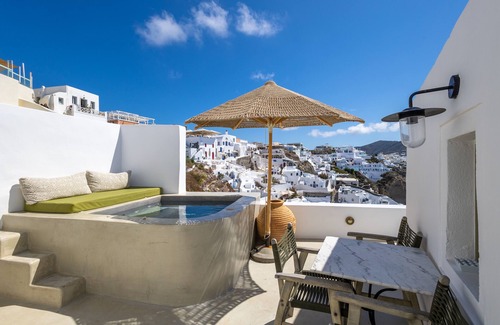 Oia Apartment | Opulent Oia Oasis: 3-Bedroom Luxury Suite
