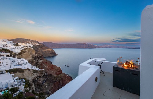 Oia Apartment | Opulent Oia Oasis: 3-Bedroom Luxury Suite