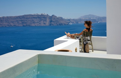 Oia Apartment | Opulent Oia Oasis: 3-Bedroom Luxury Suite