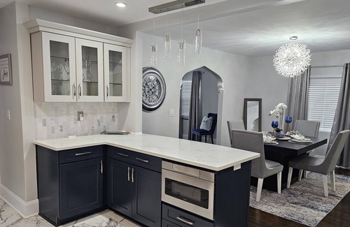 Detroit House | Opuluxe Contemporary Retreat with Grill