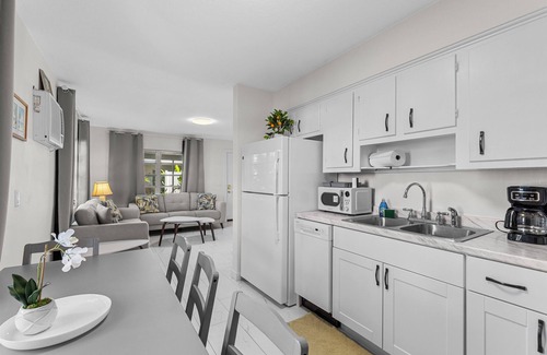 Bay Esplanade Cottage | ORANGE BLOSSOM COTTAGE two minute Walk to Beach