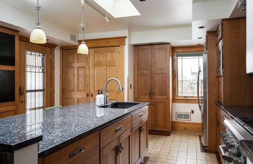 Cadillac House | Orange Cadillac - Stunning 6 BR/3 BA 11 Beds Home