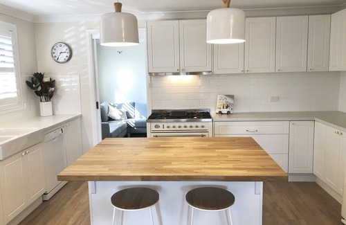 Orange House | ORANGE LODGE - BEAUTIFUL HOME A FEW BLOCKS FROM TOWN