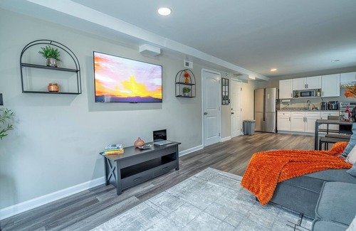 Sandtown Apartment | Orange Oasis Hideaway Suite spacious 1 bed retreat Atl airport and Everything!
