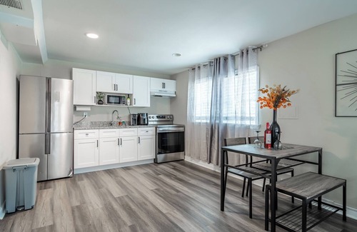 Sandtown Apartment | Orange Oasis Hideaway Suite spacious 1 bed retreat Atl airport and Everything!