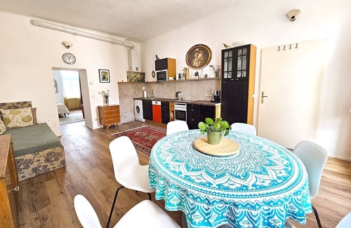 Mariahilf Apartment | Orange Palm - Gemütlich, Zentral, Originell