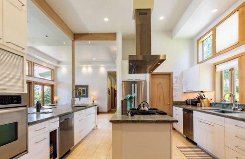 Greenbank House | Orca Ridge on Resort Road - Private Beach Access