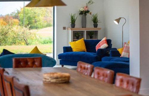 Cropthorne House | Orchard Barn - Luxury 4 BD Barn Conversion!