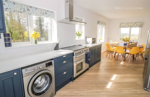 Little Cowarne Cottage | ORCHARD HOUSE, family friendly, with hot tub in Leominster