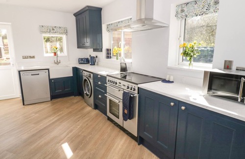 Little Cowarne Cottage | ORCHARD HOUSE, family friendly, with hot tub in Leominster