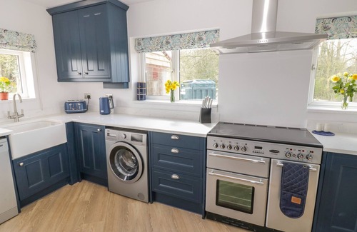 Little Cowarne Cottage | ORCHARD HOUSE, family friendly, with hot tub in Leominster