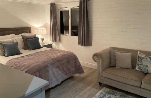 Moreton House | Orchard Retreat - Rural Cabin - Private Hot Tub!