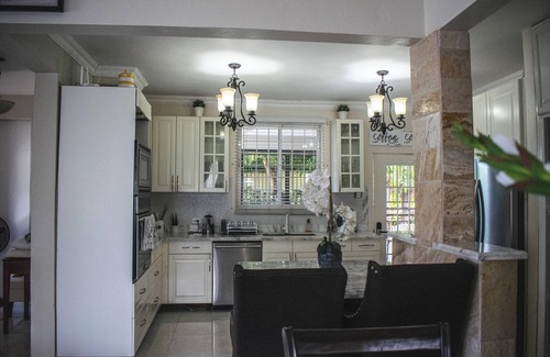 Mona Heights House | Orchid Home - Charming 2-bedroom house with WiFi and AC in Kingston 6