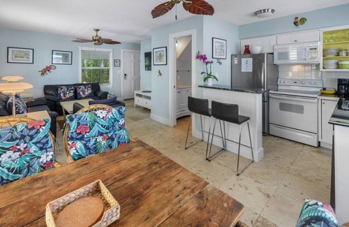 Old Town Condo | Orchid Suite on Center St - 1/2 block from Duval Sleeps 4