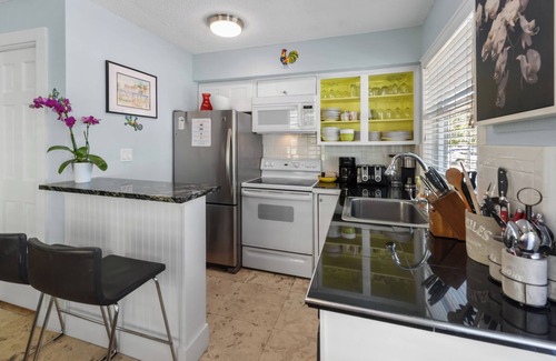 Old Town Condo | Orchid Suite on Center St - 1/2 block from Duval Sleeps 4