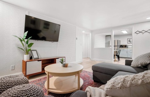 Spenard Condo | Oregon downstairs · Nice ground level Home Near Airport & Free Parking
