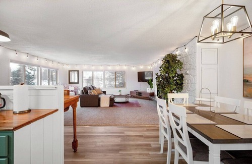 Spenard Condo | Oregon Upstairs · Huge Unit Near Airport , Fast WiFi, Parking