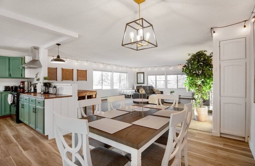 Spenard Condo | Oregon Upstairs · Huge Unit Near Airport , Fast WiFi, Parking